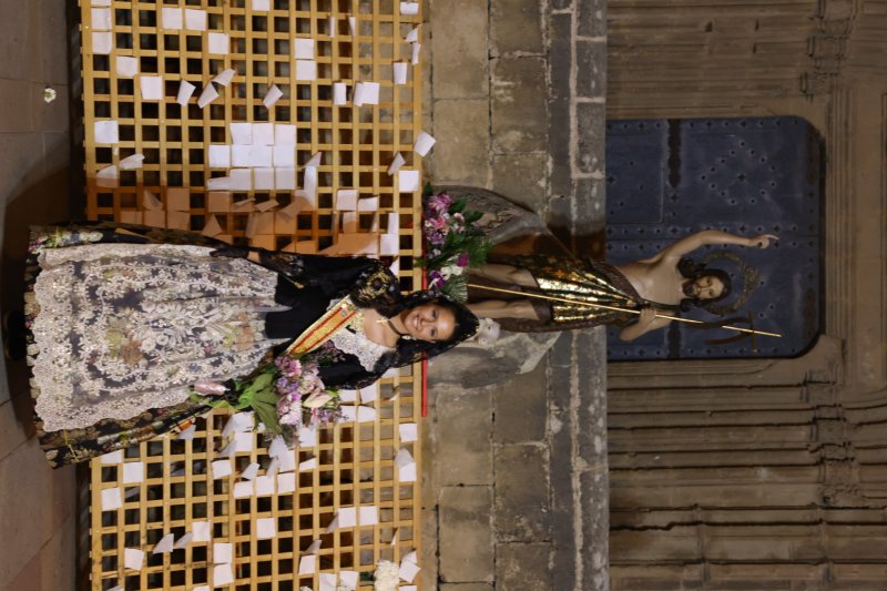 Tot per l’aire i La Desastrà, quintades protagonistes de la primera ofrena a Sant Joan de Fogueres de Xàbia