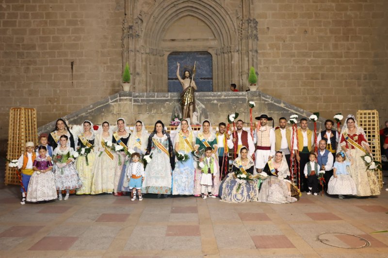 Tot per l’aire i La Desastrà, quintades protagonistes de la primera ofrena a Sant Joan de Fogueres de Xàbia