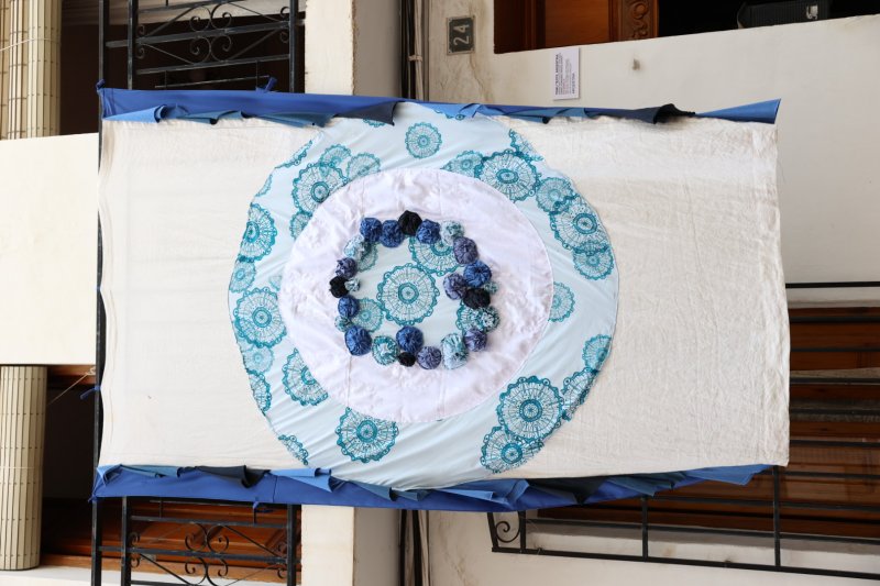 Art al Vent ja llueix els més de mig centenar de cobertors al Carrer La Bassa de Gata