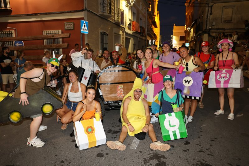 Caramels, en carrosses, i Mario Kart, en grups a peu, guanyadors de la desfilada de Beniarbeig