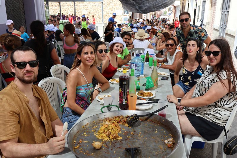 Galeria de fotos de lanimat i calors dia de les paelles a les Festes de Pedreguer