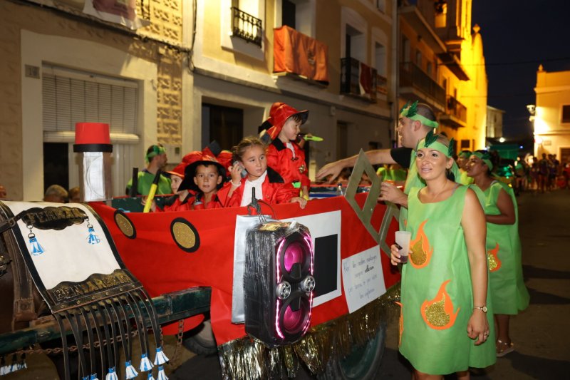 Caramels, en carrosses, i Mario Kart, en grups a peu, guanyadors de la desfilada de Beniarbeig