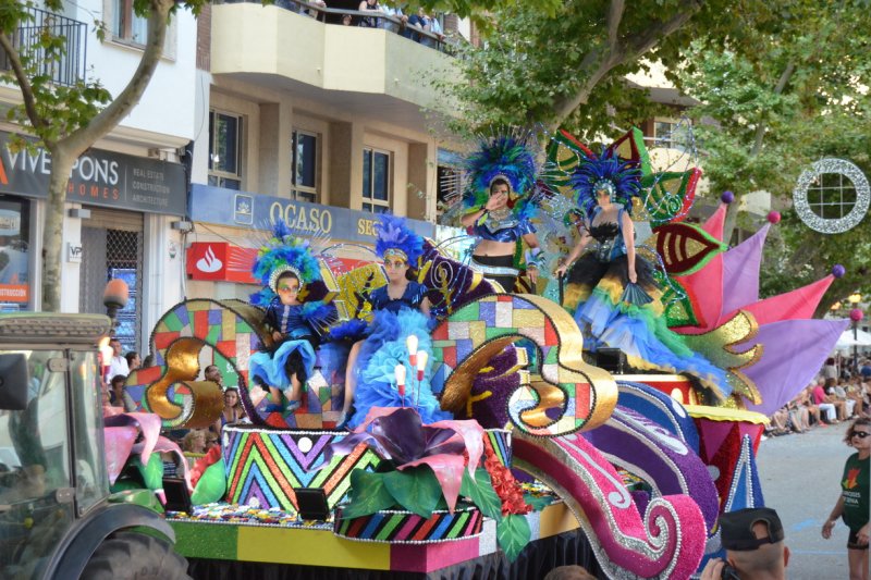 Baix la Mar gana el desfile de carrozas de Dénia y se impone en comparsas