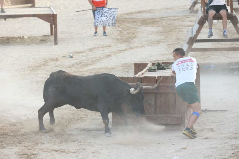 Sevillano passa per Xàbia amb més pena que glòria, però Machancoses arregla l’última vesprada de bous al carrer de Fogueres