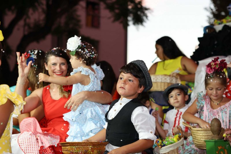 Les carrosses de les festes de Loreto de Xàbia tornen amb una gran participació i molta crítica i ironia