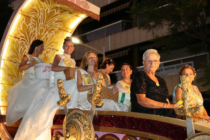 Les carrosses de les festes de Loreto de Xàbia tornen amb una gran participació i molta crítica i ironia