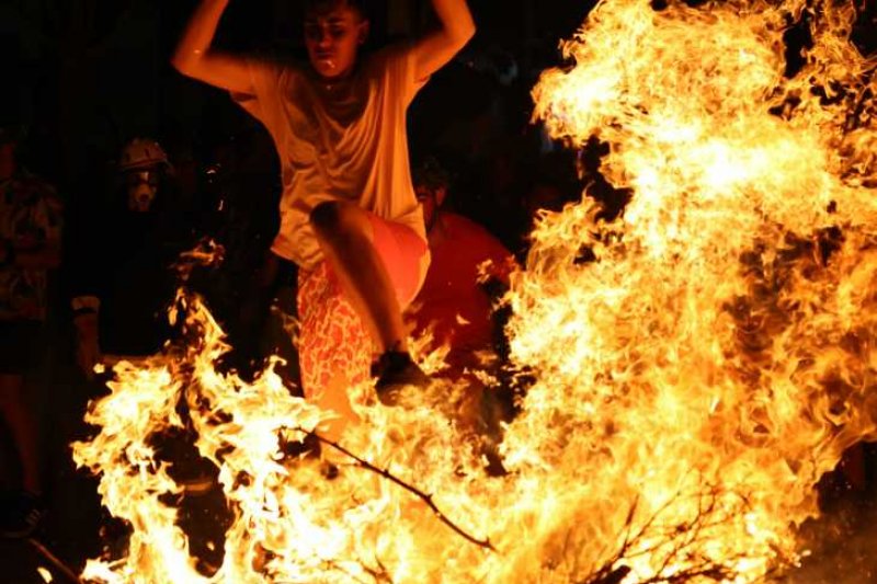 Xàbia s’encén en la nit dels focs de Fogueres