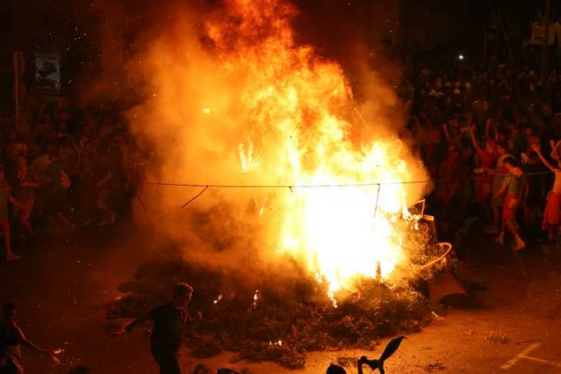 Xàbia s’encén en la nit dels focs de Fogueres