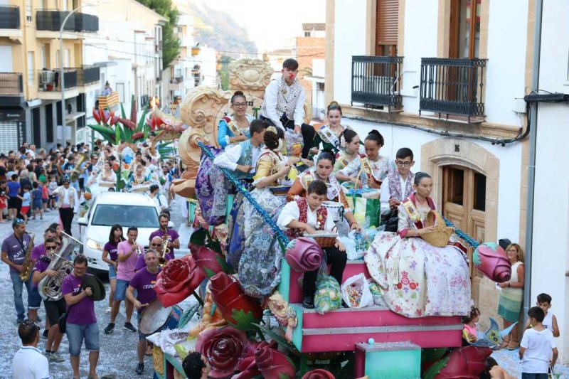 La segona cavalcada de carrosses de les Fogueres de Xàbia discorre amb molt de colorit i ambient