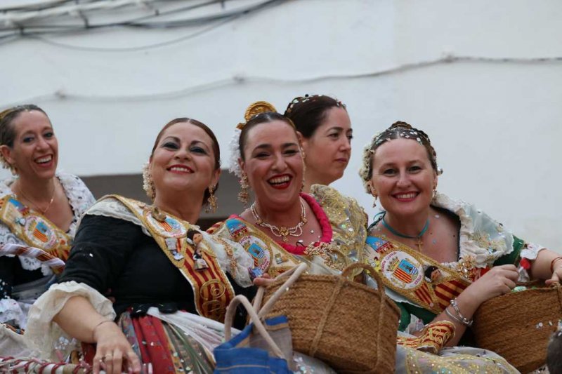 La segona cavalcada de carrosses de les Fogueres de Xàbia discorre amb molt de colorit i ambient