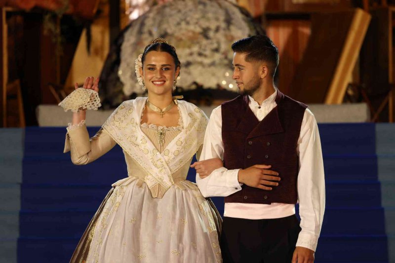 Fogueres de Xàbia proclama a la regina de 2022 Olivia Clemente entre trastos vells